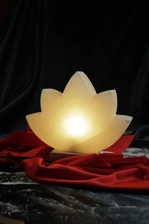 Beyaz Lotus Çiçeği Model Tuz Lambası Ahşap Kaideli Dekoratif Ortam Lambası