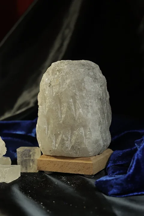Gri Doğal Tuz Lambası Ahşap Kaideli Dekoratif Ortam Lambası 1-2 Kg